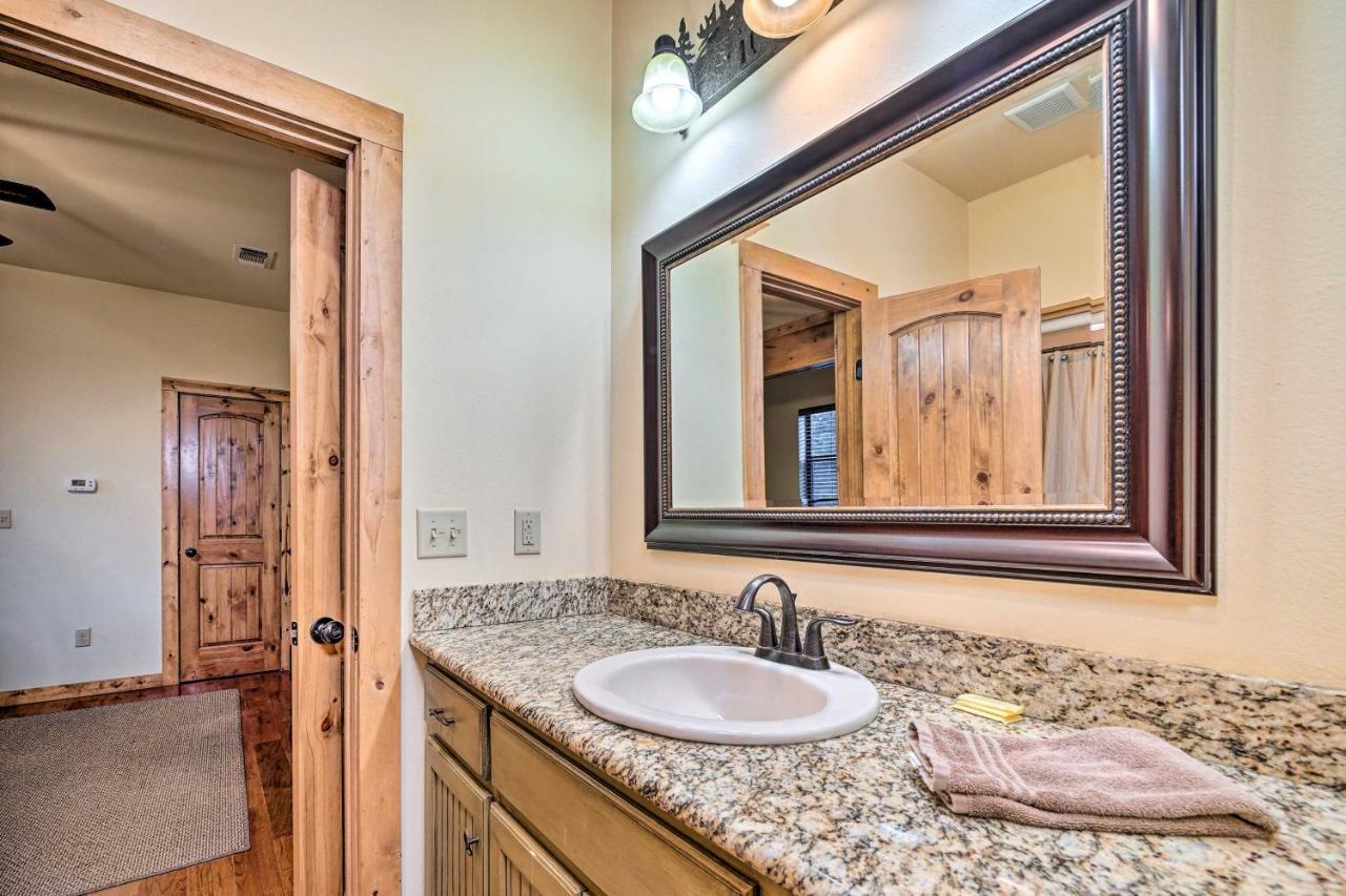 Broken Bow Cabin With Deck, Hot Tub And Fire Pit! Exteriör bild